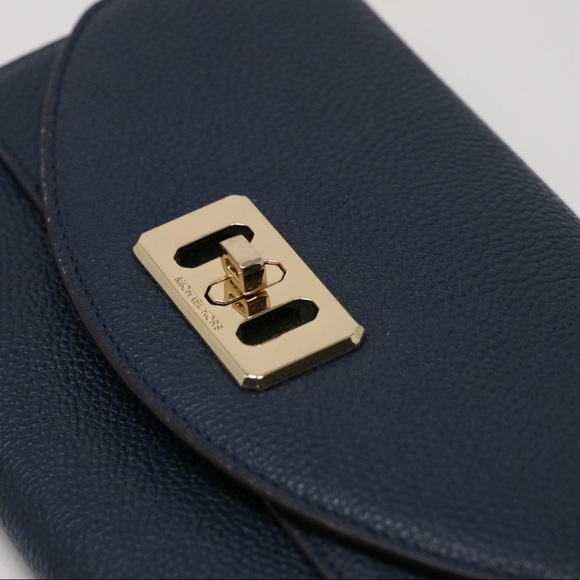 Like new Micheal Kors crossbody bag - Picture 5 of 8